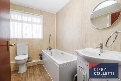 FAMILY BATH/SHOWER ROOM
