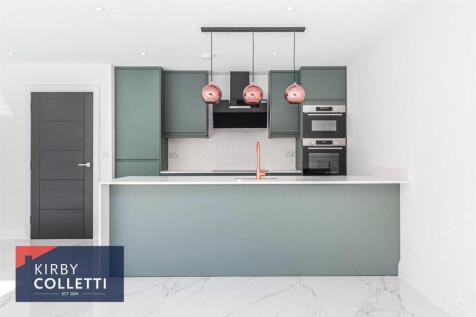 STUNNING KITCHEN/FAMILY ROOM