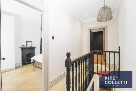 FIRST FLOOR LANDING