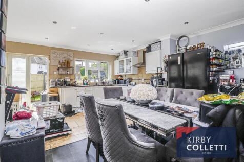 KITCHEN/DINING AREA