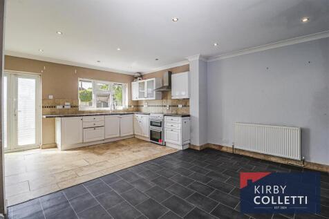 KITCHEN/DINING AREA