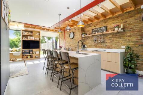 KITCHEN/FAMILY ROOM