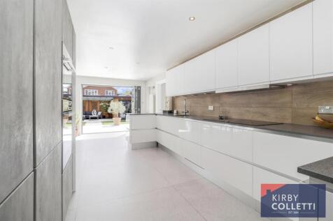RE-FITTED KITCHEN/DINING ROOM