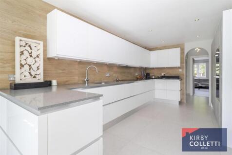 RE-FITTED KITCHEN/DINING ROOM