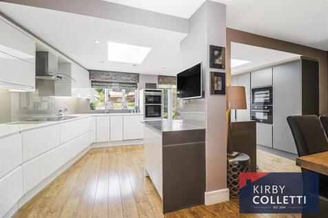 FITTED KITCHEN