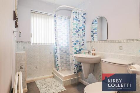 FAMILY SHOWER ROOM