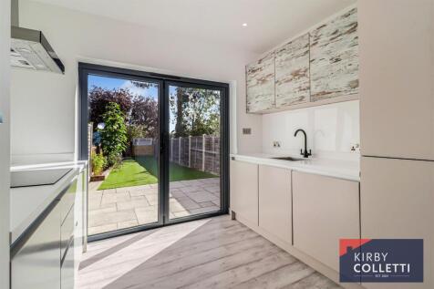 FITTED KITCHEN