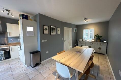 Kitchen/Dining Room &#39;L&#39; Shape