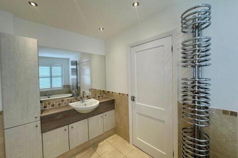 Jack and Jill En-Suite Bathroom