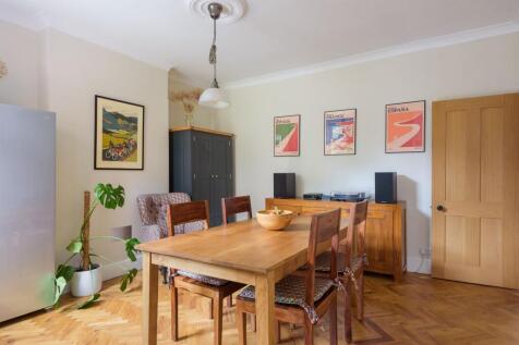 KITCHEN DINER AND LOUNGE