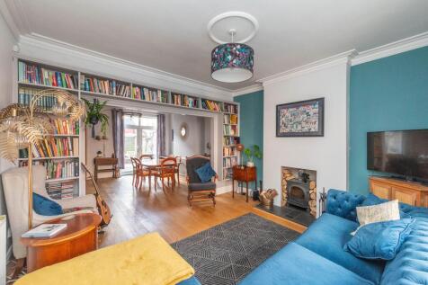 STUNNING THROUGH SITTING/DINING &amp; KITCHEN