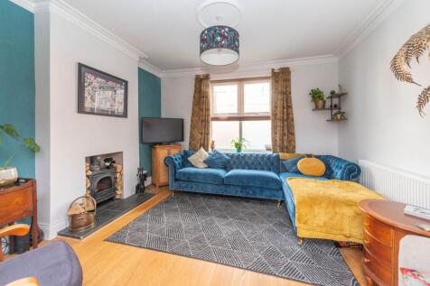 STUNNING THROUGH SITTING/DINING &amp; KITCHEN