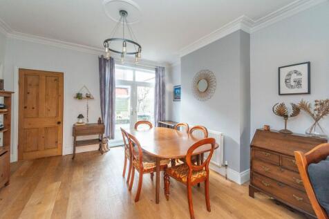 STUNNING THROUGH SITTING/DINING &amp; KITCHEN