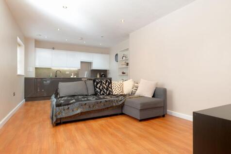 OPEN PLAN KITCHEN AND LIVING ROOM
