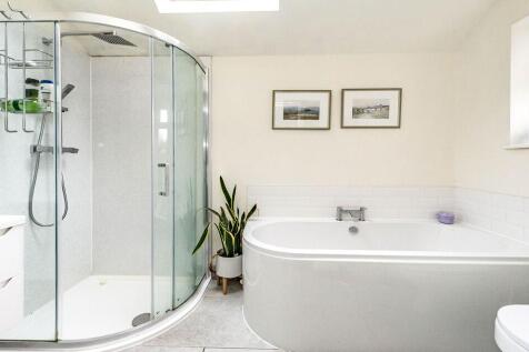 GROUND FLOOR BEDROOM AND BATHROOM