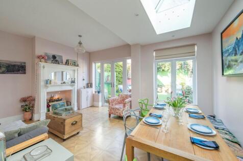 STUNNING EXTENDED KITCHEN/LIVING/DINING ROOM