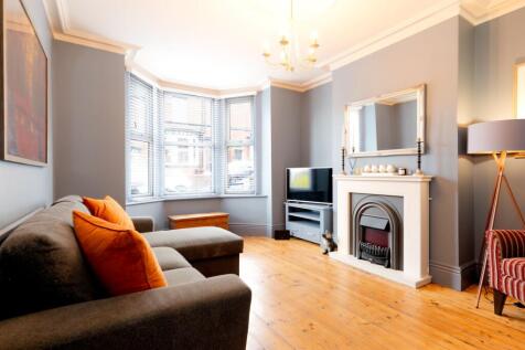 LIVING ROOM AND KITCHEN/DINER