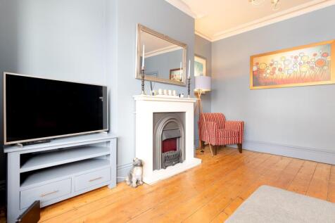LIVING ROOM AND KITCHEN/DINER
