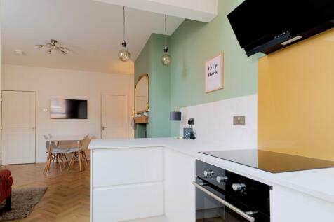 LIVING ROOM AND KITCHEN/DINER