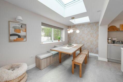 CONTEMPORARY OPEN PLAN LVING KITCHEN