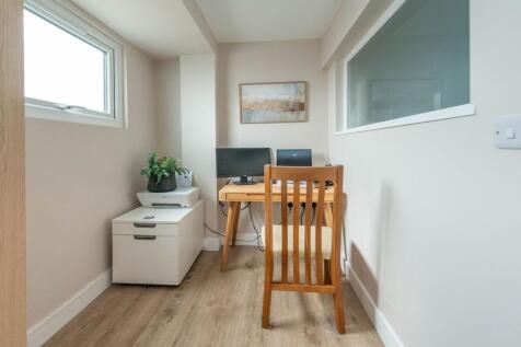 CLEVERLY DESIGNED GROUND FLOOR OFFICE SPACE