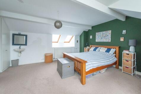 UPPER FLOOR BEDROOMS AND BATHROOM