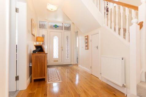 LIGHT AND SPACIOUS ENTRANCE HALLWAY