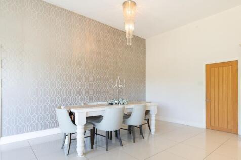 KITCHEN DINER AND LOUNGE