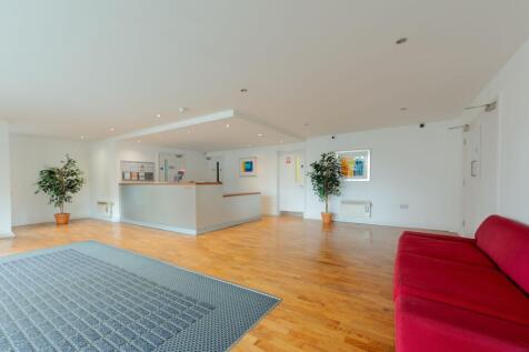 COMMUNAL ENTRANCE LOBBY WITH CONCIERGE DESK
