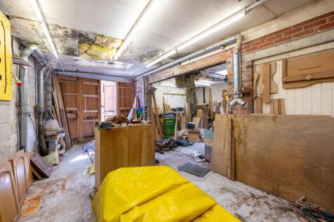 DETACHED REAR WORKSHOP IN THE GARDEN