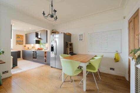 KITCHEN, DINER AND LOUNGE