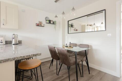 KITCHEN DINER AND LOUNGE