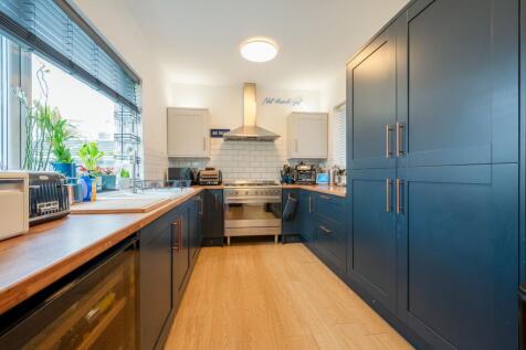 KITCHEN AND LOUNGE