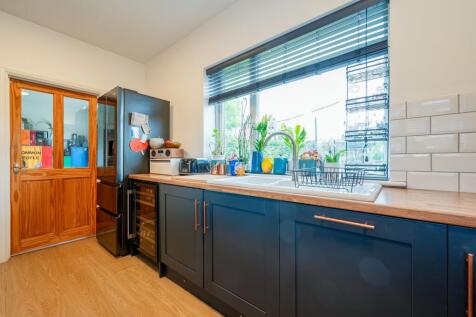 KITCHEN AND LOUNGE