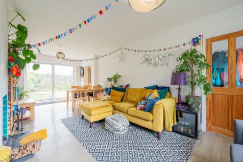 KITCHEN AND LOUNGE