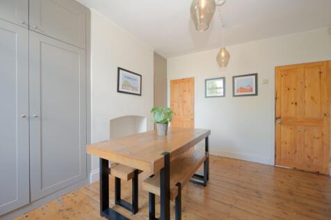 KITCHEN DINER AND LOUNGE