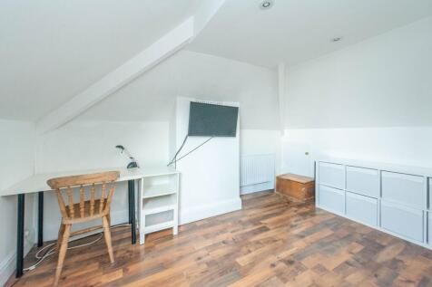 TWO STUNNING DOUBLE BEDROOMS AND BATHROOMS