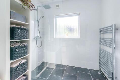 TWO STUNNING DOUBLE BEDROOMS AND BATHROOMS