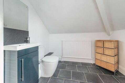 TWO STUNNING DOUBLE BEDROOMS AND BATHROOMS