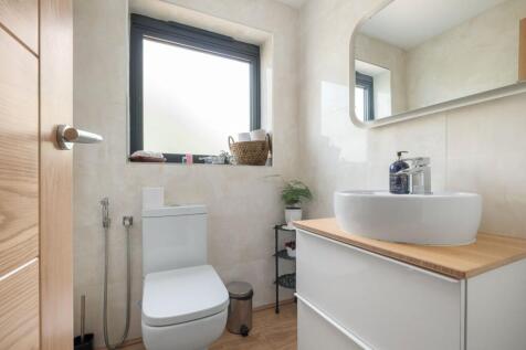 FIRST FLOOR UTILITY AND W/C
