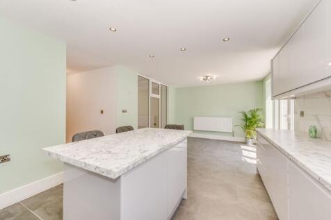 KITCHEN/BREAKFAST ROOM, DINER AND LOUNGE