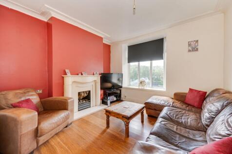 LIVING ROOM AND KITCHEN/DINER