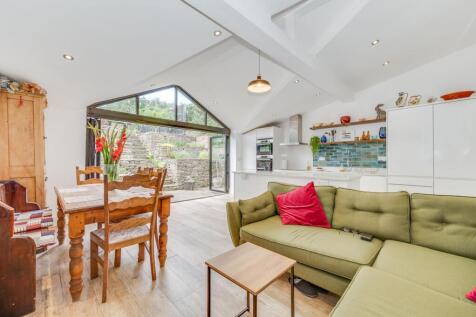 OPEN PLAN KITCHEN/DINER AND LIVING ROOM