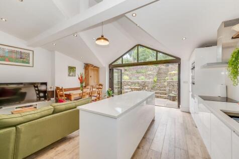 OPEN PLAN KITCHEN/DINER AND LIVING ROOM