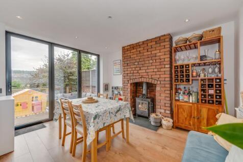 OPEN PLAN KITCHEN/DINER AND LIVING ROOM