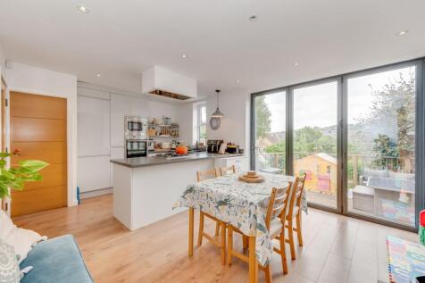 OPEN PLAN KITCHEN/DINER AND LIVING ROOM