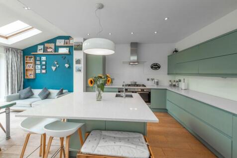 STUNNING REAR EXTENDED DINING KITCHEN