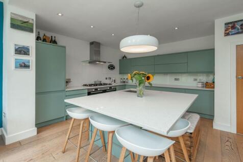 STUNNING REAR EXTENDED DINING KITCHEN