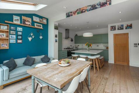STUNNING REAR EXTENDED DINING KITCHEN