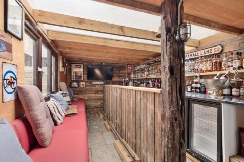 OUTBUILDING/BAR